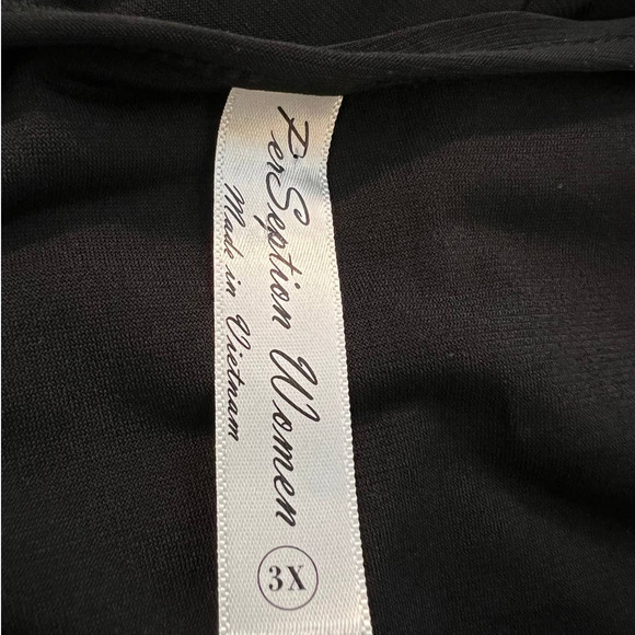 Perseption Blouse in Black Polyester w/Roll Tab Sleeves and Gold Buttons Size 3X - Picture 3 of 4